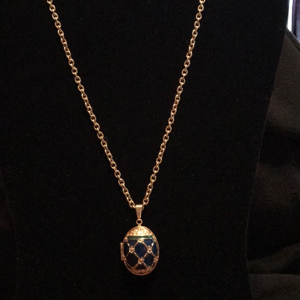 Adorable Egg shaped pendent with acrylic design.